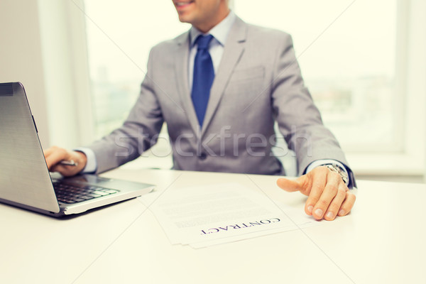 Om de afaceri laptop lucrări oameni de afaceri documente Imagine de stoc © dolgachov