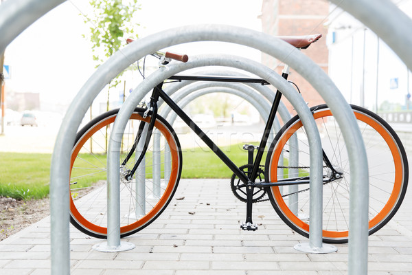 Foto stock: Fijado · artes · bicicleta · calle · aparcamiento