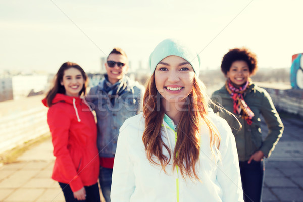 Grupo feliz amigos calle de la ciudad personas Foto stock © dolgachov