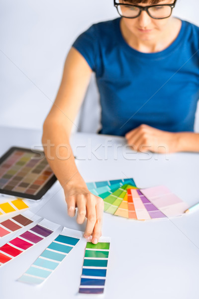 Frau arbeiten Farbe Proben Innenarchitektur Renovierung Stock foto © dolgachov