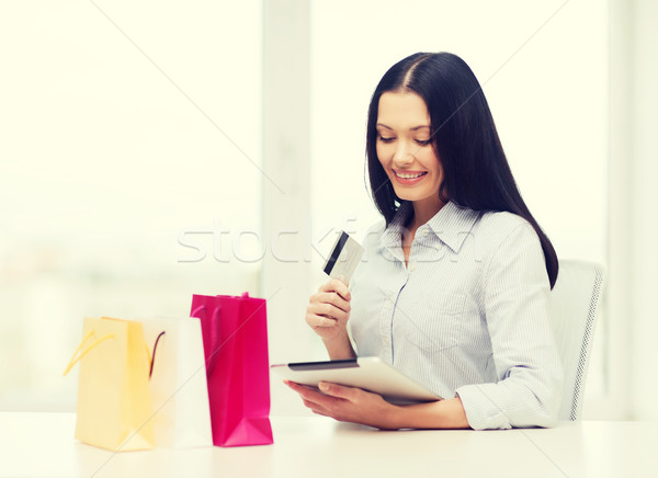 Uśmiechnięta kobieta ekranu zakupy online elektroniki Zdjęcia stock © dolgachov