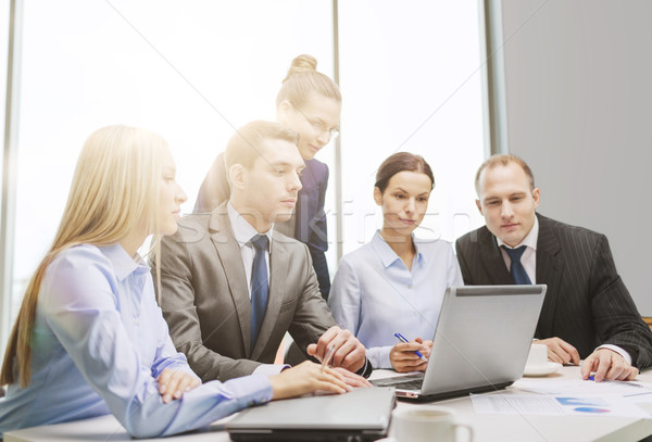 Foto stock: Equipe · de · negócios · laptop · discussão · negócio · tecnologia · escritório