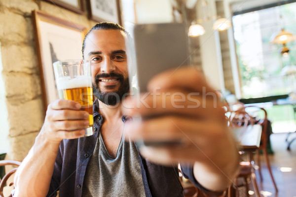 Stock foto: Mann · Smartphone · trinken · Bier · bar · Veröffentlichung