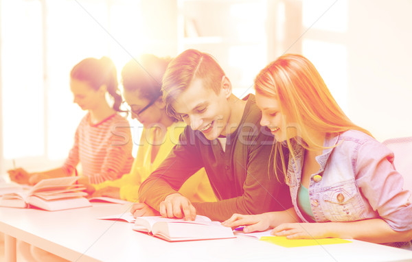 Studenten boeken school onderwijs vijf Stockfoto © dolgachov