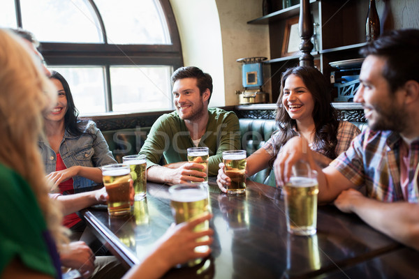 Gelukkig vrienden drinken bier bar pub Stockfoto © dolgachov