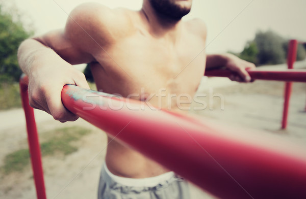 Jonge man parallel bars buitenshuis fitness Stockfoto © dolgachov