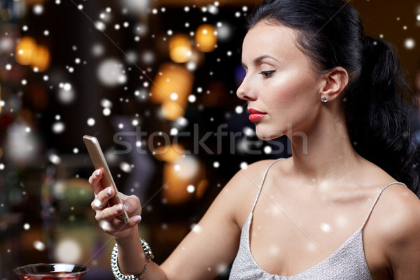 [[stock_photo]]: Jeune · femme · smartphone · night-club · bar · technologie · Noël