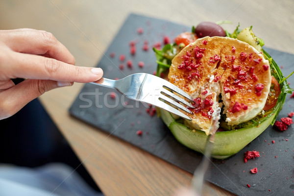 Kadın yeme keçi peyniri salata mutfak Stok fotoğraf © dolgachov