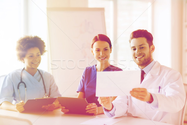 Gruppe glücklich Ärzte Sitzung Krankenhaus Büro Stock foto © dolgachov