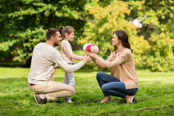 Foto stock: Família · feliz · flores · verão · parque · família · férias