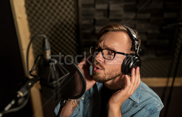 Mann Kopfhörer singen Tonstudio Musik zeigen Stock foto © dolgachov