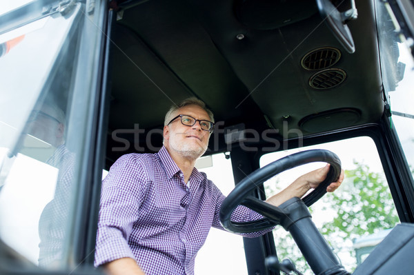 Senior man rijden trekker boerderij Stockfoto © dolgachov