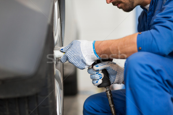 Foto stock: Mecánico · destornillador · coche · neumático · servicio · reparación