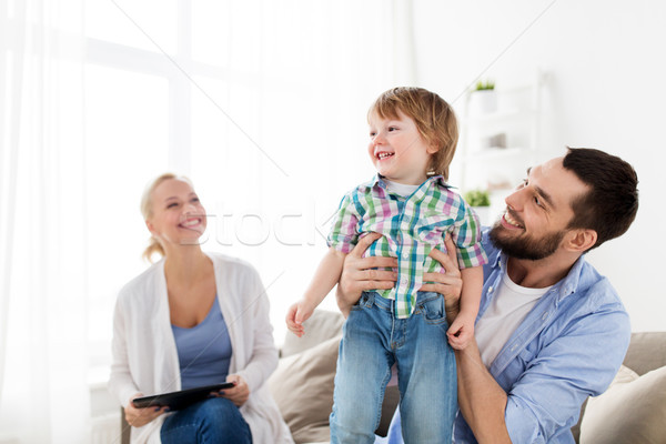 Familia feliz casa familia adopción personas feliz Foto stock © dolgachov