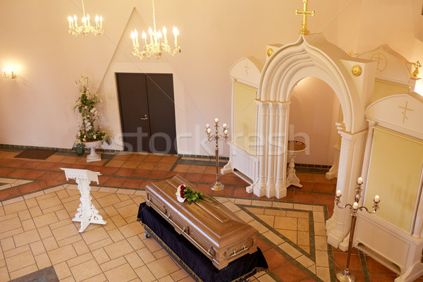 Sicriu flori stand înmormântare biserică doliu Imagine de stoc © dolgachov
