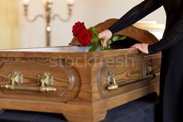 Mujer rosas rojas ataúd funeral personas luto Foto stock © dolgachov