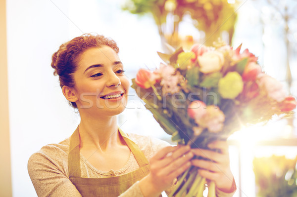 Sorridente florista mulher monte Foto stock © dolgachov