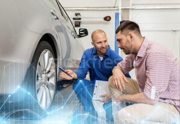 Mecánico de automóviles portapapeles hombre coche tienda auto Foto stock © dolgachov