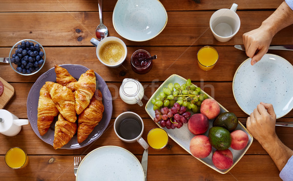 Foto stock: Mãos · homem · café · da · manhã · tabela · comida · alimentação