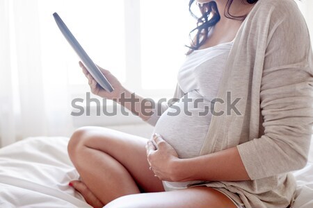Közelkép nő olvas könyv ágy otthon Stock fotó © dolgachov