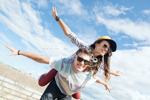 Tieners buiten zomer vakantie Stockfoto © dolgachov
