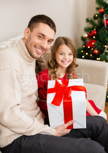 Lächelnd Vater Tochter halten Geschenkbox Familie Stock foto © dolgachov