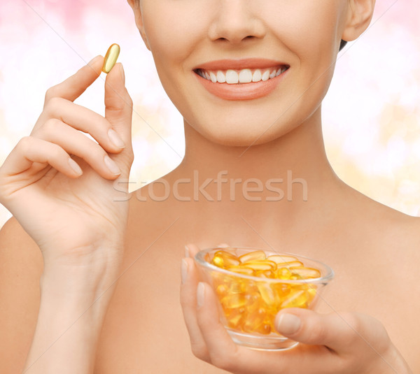 Femeie frumoasa omega 3 vitamine asistenţă medicală frumuseţe femeie Imagine de stoc © dolgachov