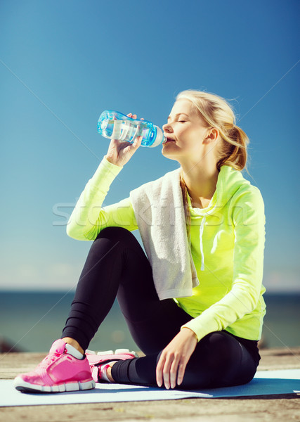 Frau Trinkwasser Sport Freien Fitness Lifestyle Stock foto © dolgachov