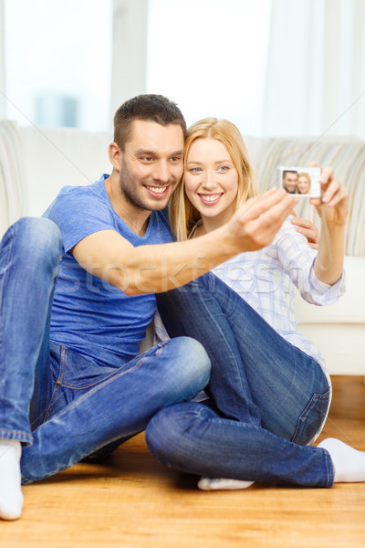 Souriant couple photos appareil photo numérique amour [[stock_photo]] © dolgachov