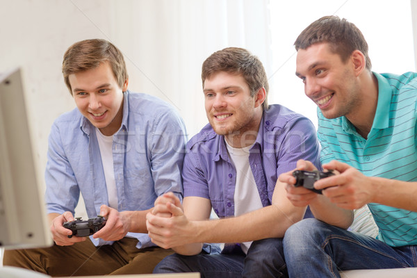 Zâmbitor prietenii joc jocuri video acasă prietenie Imagine de stoc © dolgachov