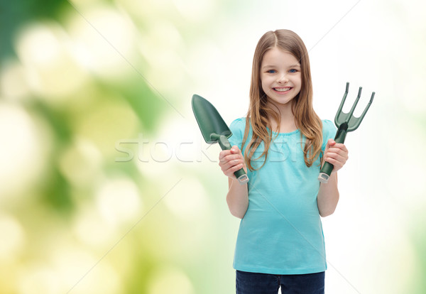 Stok fotoğraf: Gülen · küçük · kız · tırmık · kepçe · bahçe · insanlar