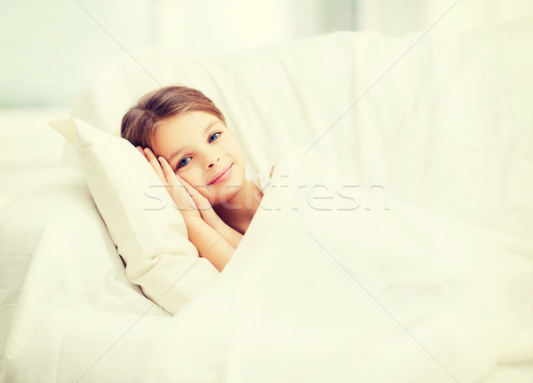 Fetita dormit acasă sănătate frumuseţe fericit Imagine de stoc © dolgachov