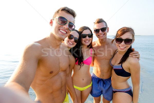 Csoport mosolyog barátok készít tengerpart barátság Stock fotó © dolgachov
