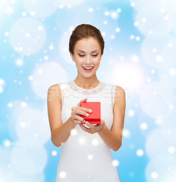 Mujer sonriente rojo caja de regalo vacaciones presenta Foto stock © dolgachov