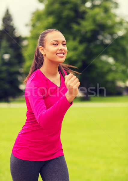 Lächelnd läuft Freien Sport Fitness Stock foto © dolgachov