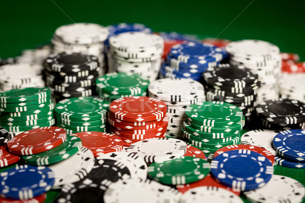 Foto stock: Fichas · de · casino · verde · mesa · superficie · juego