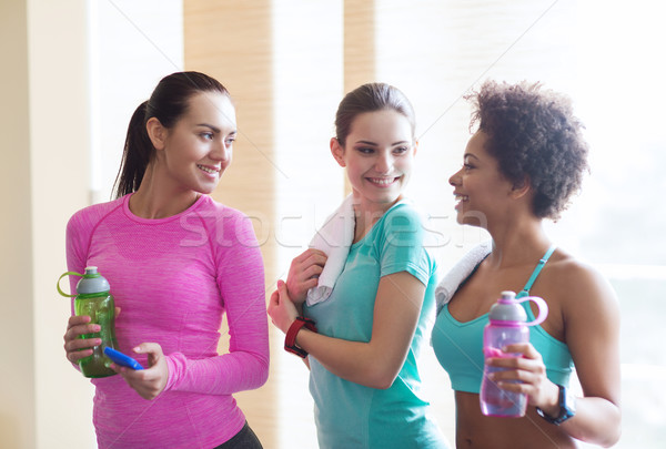Heureux femmes bouteilles eau gymnase fitness [[stock_photo]] © dolgachov