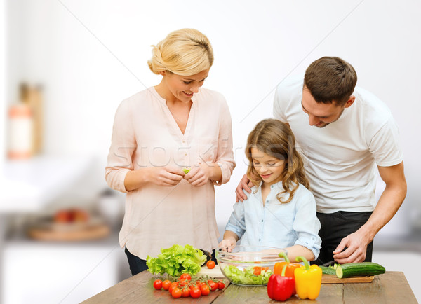 Сток-фото: счастливая · семья · приготовления · растительное · Салат · обеда