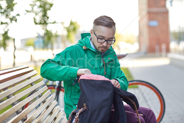 человека рюкзак сидят город скамейке Сток-фото © dolgachov
