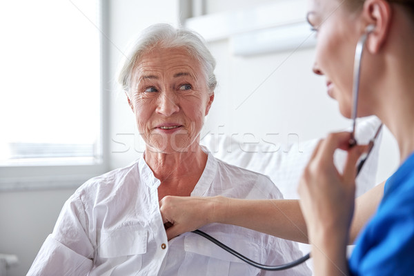 Enfermera estetoscopio altos mujer clínica medicina Foto stock © dolgachov