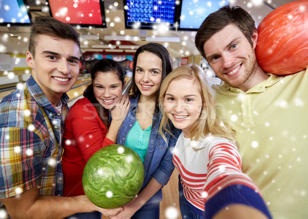 Szczęśliwy znajomych bowling klub ludzi Zdjęcia stock © dolgachov