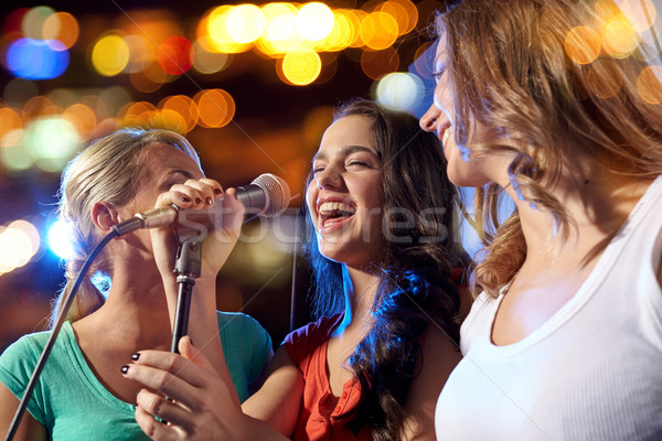 Stockfoto: Gelukkig · jonge · vrouwen · zingen · karaoke · nachtclub · partij