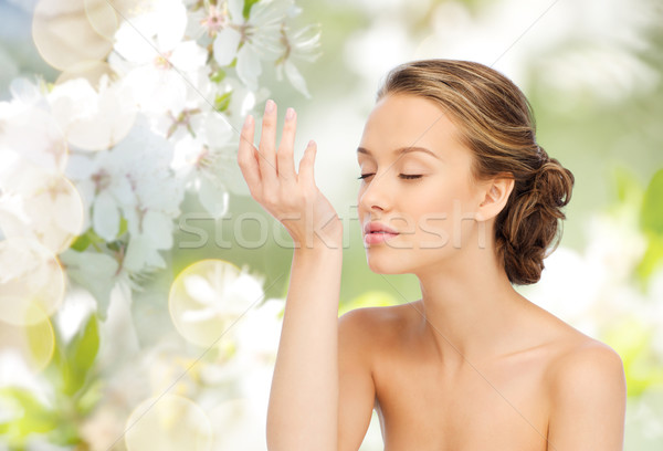 Kadın parfüm bilek el güzellik lezzet Stok fotoğraf © dolgachov