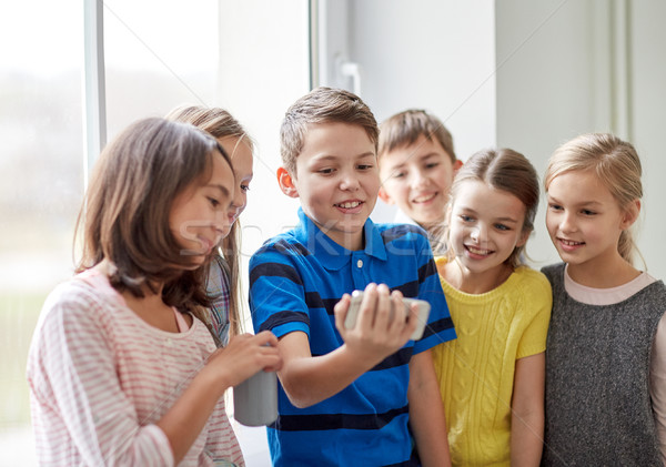 Stockfoto: Groep · school · kinderen · smartphone · soda · onderwijs