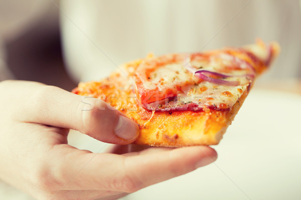 Hand pizza slice mensen fast food Stockfoto © dolgachov