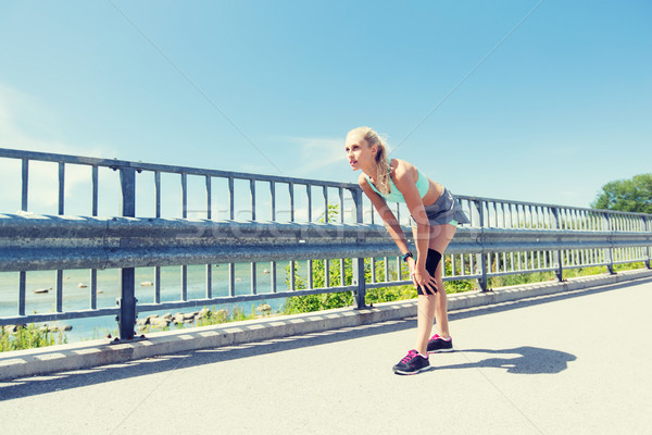 Jeune femme blessés genou jambe extérieur fitness Photo stock © dolgachov