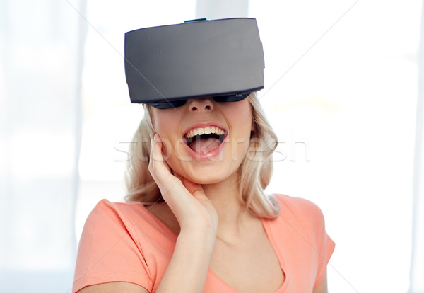 Femeie virtual realitate setul cu cască ochelari 3d tehnologie Imagine de stoc © dolgachov