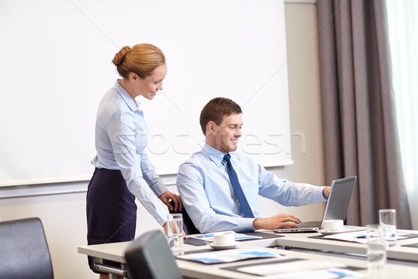 üzletember titkárnő laptop iroda üzletemberek munka Stock fotó © dolgachov