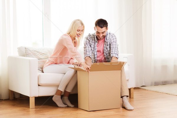 Feliz Pareja caja de cartón paquete casa personas Foto stock © dolgachov