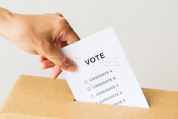 Homme vote scrutin boîte élection Photo stock © dolgachov